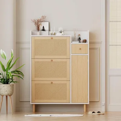 Produktbild von Holzwerkstoff Schuhschrank aus Rattan – geeignet für enge Eingänge – 3 Kipp-Türen und 1 Schublade – mit Massivholzbeinen und Griffen – Maße: B90/H125/T17 cm