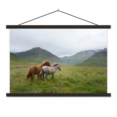 Produktbild von MuchoWow® Textilposter Pferde - Gras - Berge 90x60 cm mit schwarzem Rahmen - Aufhängungssatz