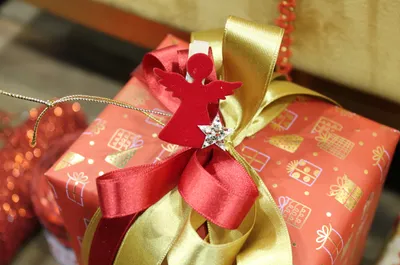 Produktbild von Geschenkpapier mit metallic glänzendem Muster 70cm x 2m Rolle rot gold