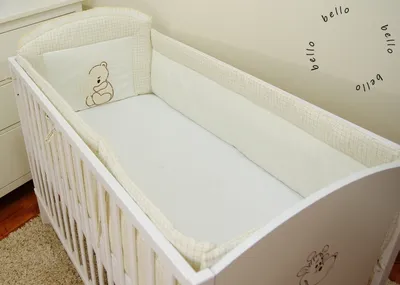 Produktbild von Babybett Nestchen & Bettumrandung WALLES für Bettchen in Größe 70x140 aus 100% Baumwolle bestickt mit einem Teddybär mit Herz Hellbeige