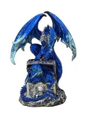 Das Bild zeigt eine detailliert, gestaltete, blaue Drachenfigur, die auf einer Schatztruhe sitzt.
