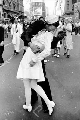 Image de Eisenstaedt, Alfred - Kissing on VJ Day - noir et blanc Affiche taille 61x91,5 cm