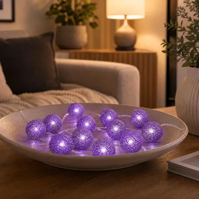Produktbild von hellum LED Lichterkette Strom, 20 LED weiß, Metallbälle lila, Trafo innen 576337