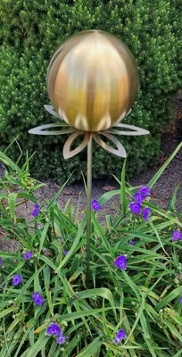 Produktbild von Blütenzauber Paris Rosenkugel 15 cm Edelstahl gold matt gebürstet Gartenstecker Deko mit Stab 80 cm
