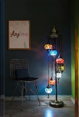 Zdjęcie produktu dla Ręcznie wykonana turecka lampa stojąca z 7 kolorowymi szklanymi kulkami – orientalna mozaikowa lampa podłogowa zapewniająca ciepłe światło.