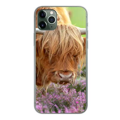 Produktbild von MuchoWow® Handyhülle Schutzhülle Hülle für iPhone 11 Pro Max Schottischer Highlander - Lila - Blumen Silikon Softcase Handy Hülle - Schutz