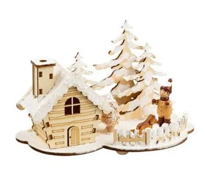 Winterliche Holzlandschaft, kleines Räucherhäuschen aus Holz, und schneebedeckte Bäume.