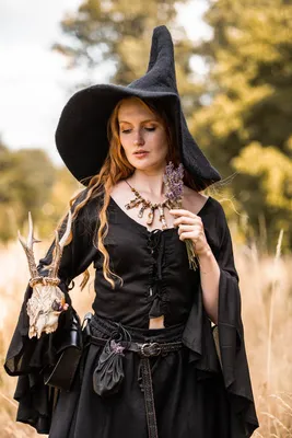 Produktbild von Handgemachter Mittelalterlicher Schwarzer Hexenhut Glinda aus Wollfilz