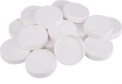 Imagen del producto de Un paquete de 24 tapas blancas para frascos de vidrio (12 docenas) de la marca Unyqoos®, con una abertura de 86 mm, rosca de 450 mm, diseño acanalado, sin revestimiento, fabricadas en polipropileno (PP) apto para alimentos y libres de BPA