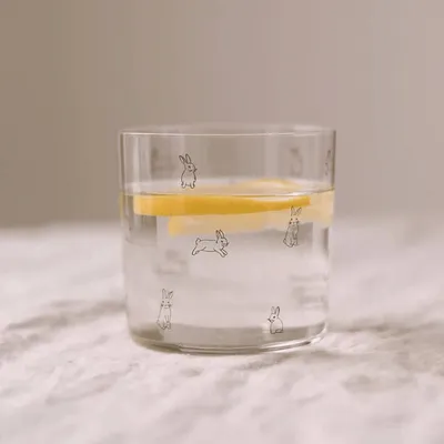 Zdjęcie produktu dla Szklanka z motywem królika, kolor czarny.