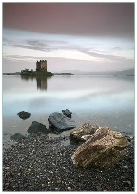 Produktbild von Wallario Premium Glasbild, freischwebende Optik, kräftige Farben, Größe 100 x 70 cm Motiv Schloss in Schottland