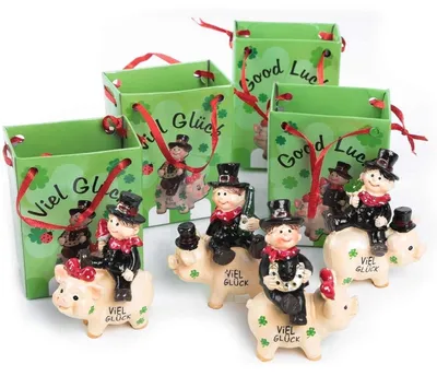 Produktbild von 4 Schornsteinfeger Figuren auf Glücksschwein mit Tüte "Viel Glück"