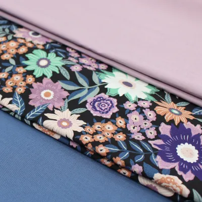 Productafbeelding van Bloemen set 29: katoenen stof met print + 2x katoenen effen stof, elk 0,5 meter. Ideaal voor doe-het-zelf projecten