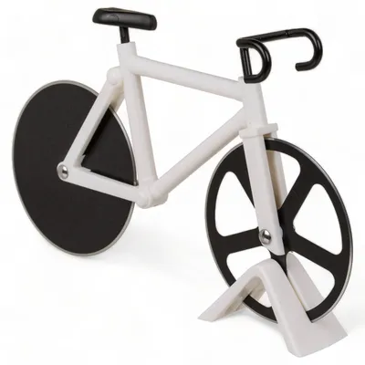 Imagen del producto de Cortador de pizza con forma de bicicleta, fabricado en plástico con rodillos de corte de acero inoxidable, ideal para cortar pizza