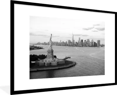 Produktbild von MuchoWow® MuchoWow® Gerahmtes Poster New York - Freiheitsstatue - Schwarz - Weiß 90x60 cm - Poster mit zchwarzem Bilderrahmen - Wanddekoration - Fotos