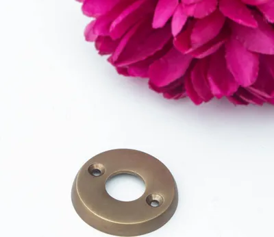 Produktbild von Rosette für Türklinke(einzeln) - zeitloses Design | Messing patiniert