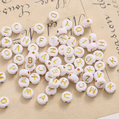 Produktbild von 1000 Stück Buchstabenperlen A-Z 7 mm weiß gold - Acryl für Schmuck - Armbänder und Halsketten - Perlen zum Auffädeln - DIY Schmuck herstellen