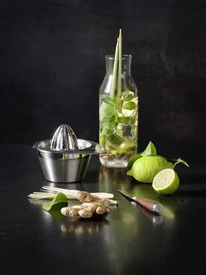 Produktbild von Famanu Citruspressen mit Auffangbehälter – geeignet für Limetten und Orangen