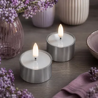 Immagine prodotto di Mini candele LED - 4,1 x 2,3 cm - Con timer - Incluse batterie - Autonomia fino a 400 ore - Argento - Set da 2