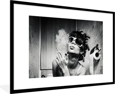Produktbild von MuchoWow® Gerahmtes Poster Frau - Vintage - Lockenwickler - Toilette - Zigarette 90x60 cm - Poster mit Schwarzem Bilderrahmen Wandposter Rahmen Foto Bilder - Wanddekoration - Fotos