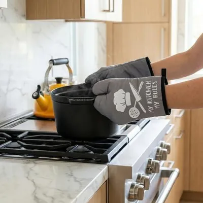 Produktbild von Set aus Topflappen und Ofenhandschuhen, Hitzebeständige Küchenhandschuhe für Kochen, Backen und Grillen, Grau