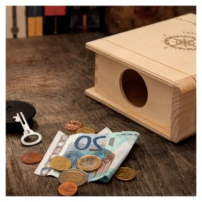 Produktbild von Sparbuch aus Holz mit individueller Gravur, personalisiert mit Namen, Spardose für Urlaubsgeld, Geldgeschenk-Sparbüchse, Urlaubskasse