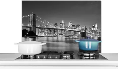 Produktbild von KitchenYeah®  Spritzschutz Küche - Küchenrückwand - Wandschutz für Herd und Spüle - New York - Brücke - Brooklyn - Schwarz und weiß - Architektur 90x60 - Alu-Dibond (Alternative zum Spritzschutz aus G