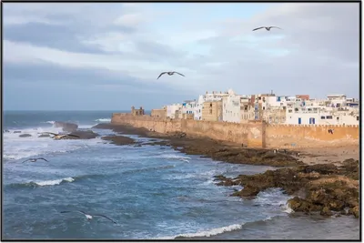Produktbild von Wallario Wandbild Alte Stadt am Meer, Größe: 61 x 91,50 cm, Poster mit schwarzem Aluminiumrahmen