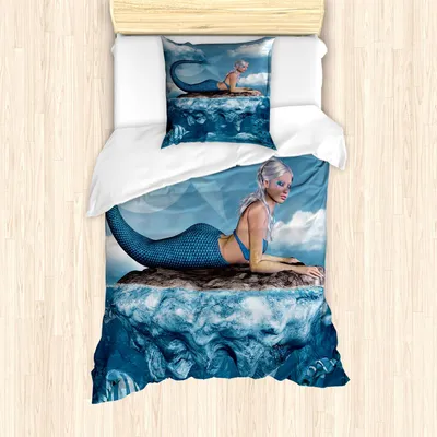 Produktbild von ABAKUHAUS Meerjungfrau Bettbezug Set, Grafik Kunstdruck Meerjungfrau Mädchen Auf Einem Felsen Im Meer Charakter, 135 x 200 cm + 80 x 80 cm, Marineblau Weiß
