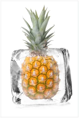 Produktbild von Wallario Premium Glasbild, freischwebende Optik, kräftige Farben, Größe 90 x 60 cm Motiv Ananas in Eiswürfel - Eiskaltes Obst