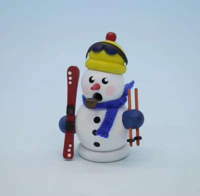 Obrázek produktu pro Kouřící figurka sněhuláka s lyžemi a čepicí bílá výška 8cm NOVINKA
