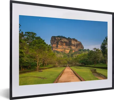 Produktbild von MuchoWow® MuchoWow® Gerahmtes Poster Der Sigiriya mit einem schönen Weg 40x30 cm - Poster mit zchwarzem Bilderrahmen - Bilderrahmen - Poster im Rahmen