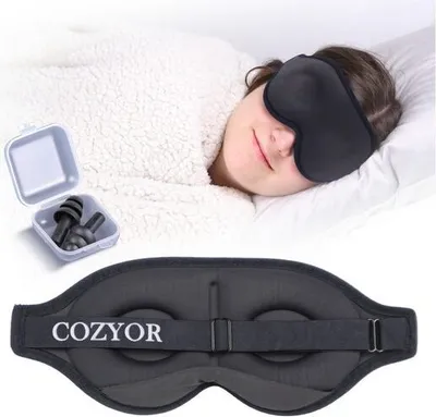 Produktbild von COZYOR Schlafmaske mit 3D Polster 100% dunkel für Seitenschläfer mit Silkon Ohrstöpseln, mit verstellbarem Gummiband