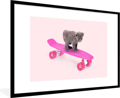 Produktbild von MuchoWow® Gerahmtes Poster Katze - Kätzchen - Tiere - Skateboard - Rosa 90x60 cm - Poster mit Schwarzem Bilderrahmen Wandposter Rahmen Foto Bilder - Wanddekoration - Fotos