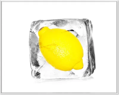 Produktbild von Wallario Wandbild Zitrone in Eiswürfel - Eiskaltes Obst, Größe: 40,30 x 50,30 cm, Poster mit weißem Aluminiumrahmen