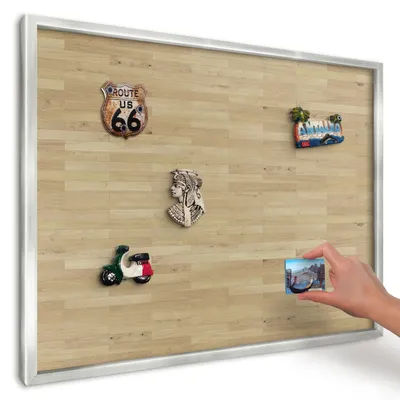 Produktbild von Magnettafel 70x50 cm in einem silbernen Rahmen - Magnetische Metalltafel, Magnetpinnwand zur Wandmontage für Wohnzimmer, Küche, Flur, Kinderzimmer und Büro - Holzstruktur