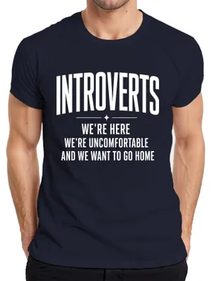 Obrázek produktu pro Tričko s potiskem "Introverti: Necítíme se pohodlně, chceme odejít", sarkastické, pánské, tmavě modré, velikost M