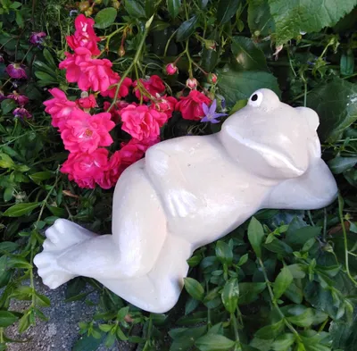 Produktbild von Frosch Gartenfigur Figur Steinguss Gartendekoration liegend