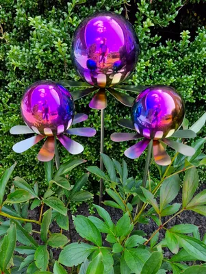 Produktbild von Blütenzauber Rotterdam Rosenkugel 15/10/10 cm Edelstahl rainbow poliert Gartenstecker mit Stab 80 cm