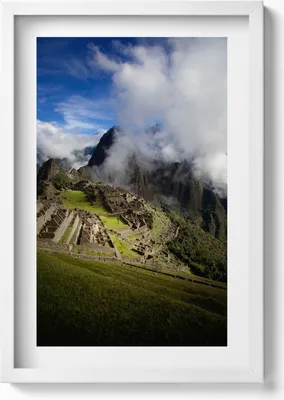 Produktbild von Grüne Hügel in den Wolken– Wandbild mit Rahmen – Gerahmtes Bild  – Wanddekoration – 40x60 cm – Weiß