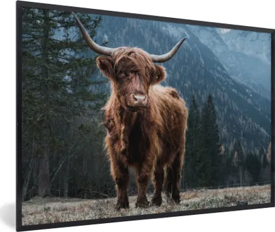 Produktbild von MuchoWow® Gerahmtes Poster Schottische Highlander - Berg - Landschaft - Bäume - Kuh - Natur 60x40 cm - Poster mit Schwarzem Bilderrahmen Wandposter Rahmen Foto Bilder - Printing - Wanddeko Schlafzimmer