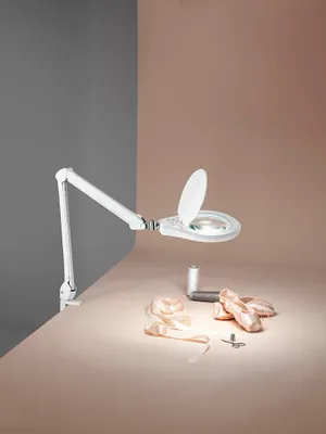 Zdjęcie produktu dla Zamknięta biała nowoczesna lampa biurkowa LED