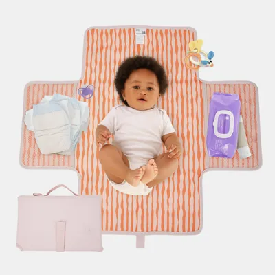 Zdjęcie produktu dla Składana mata do przewijania Hylat Baby - idealna w podróży, kompaktowa i higieniczna - różowa