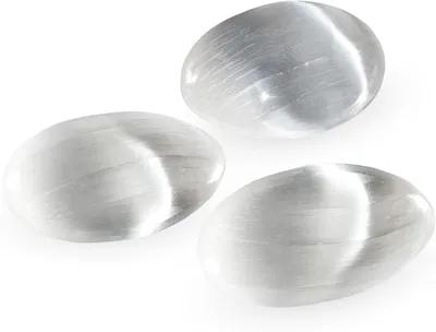Obrázok produktu pre 3 prírodné kúsky selenítu, vhodné do ruky, rozmer 6,5 x 5 cm, vhodné ako doplnok, energetický kameň, pre meditáciu, dekorácia. Katalógové číslo: 15594