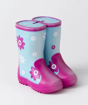 Produktbild von Gummistiefel. Spardose aus Polyresin. Bunt bemalt. 12,5x10x14 cm.