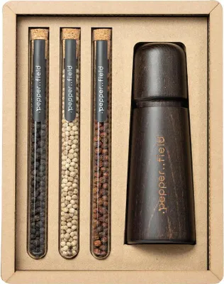 Produktbild von .pepper..field Schwarze Holzmühle mit Röhrenset mit Kampot Pfeffer 3 × 10 g
