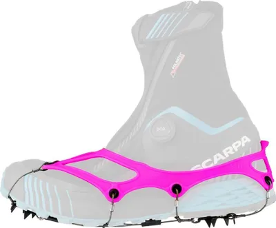 Nortec Trail 2.4 Schuhkralle in pink über einem schwarzen und blauen Scarpa Schuh mit Spikes aus Metall