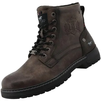 Auf dem Bild ist ein brauner Stiefel zu sehen der von der linken Seite gezeigt wird. Der Stiefel hat eine glatte Oberfläche und eine helle Sohle mit Profil.