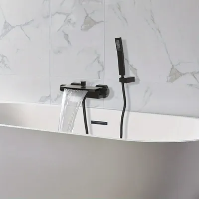 Produktbild von Wandarmatur – Mattschwarze Badarmatur mit Wasserfallauslauf und praktischer Handbrause