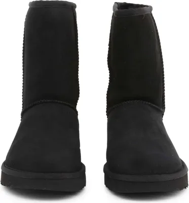 Produktbild von UGG Clasdsic Short II Stiefel Schwarz